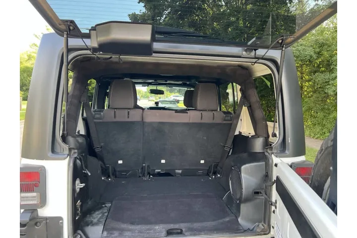 $16997 : 2014 Wrangler Unlimited Rubic image 9