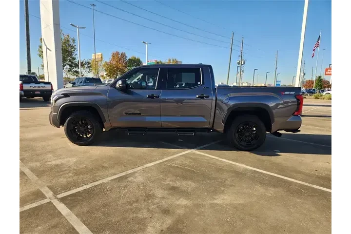 $38495 : Toyota Tundra 2023 4x4 SR5 4 image 4