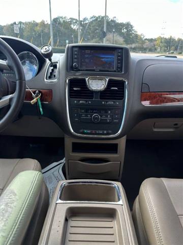 $4250 : 2013 Town and Country Touring image 6