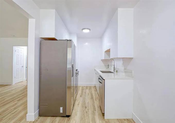 $1400 : 1Bed 1 Bath APT in Kenmore Ave image 3