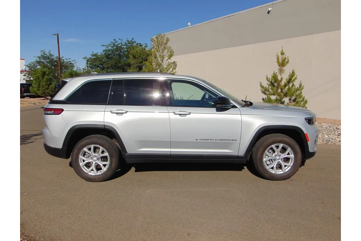 $33877 : 2023 Grand Cherokee Limited image 3