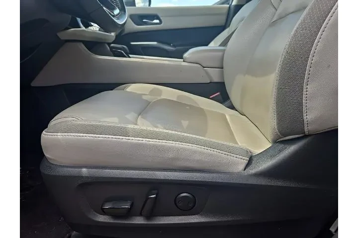 $27805 : Nissan Pathfinder 2023 SL 4d image 6