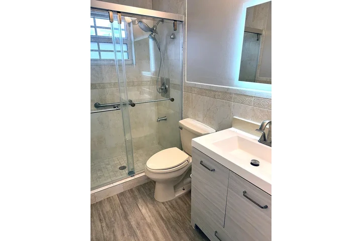 $800 : Nice Home...Miami FL image 6