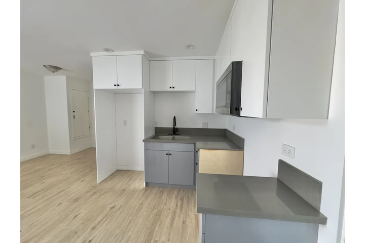 $2000 : 1-BED APARTMENT • CRENSHAW BLV image 4