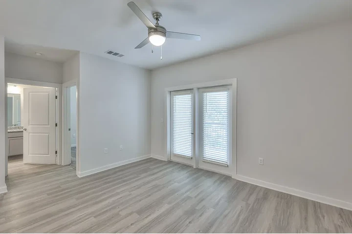 $1000 : Comfortable & Budget-Friendly image 3