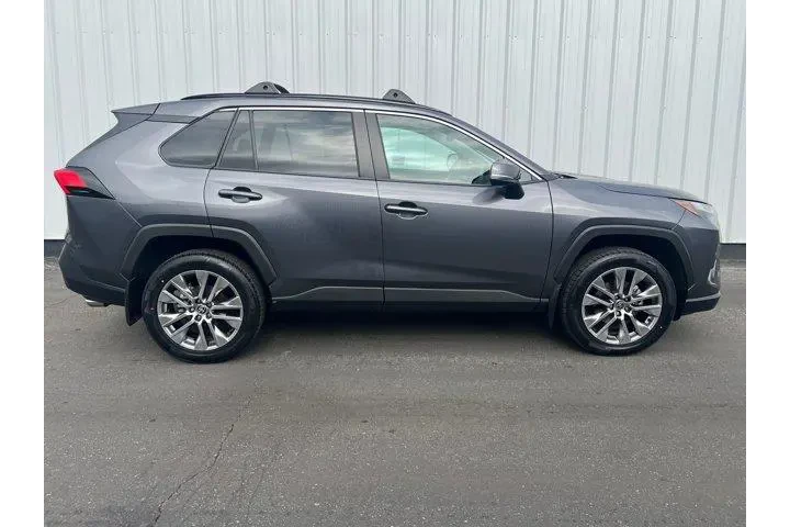 $28994 : Toyota RAV4 2022 XLE Premium image 7