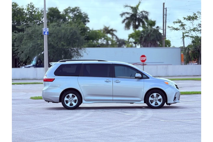 $17995 : Toyota Sienna image 6
