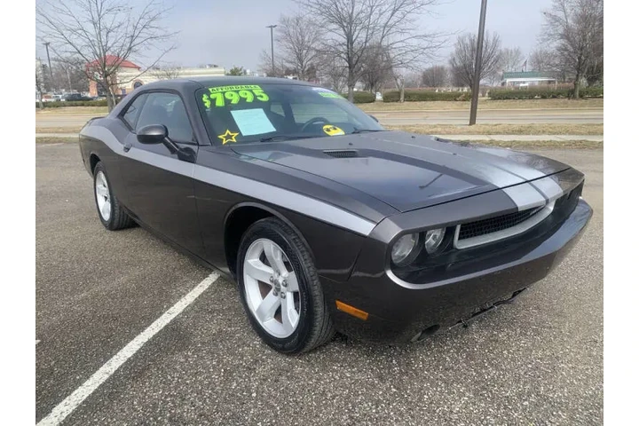 2013 Challenger SXT image 8