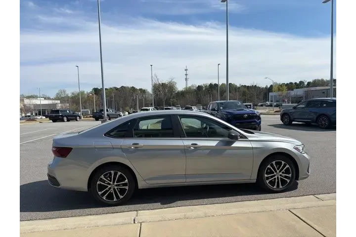 $19421 : Volkswagen Jetta 2024 Sport image 6