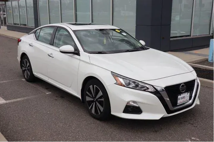 $17923 : Nissan Altima 2022 2.5 SV 4d image 3