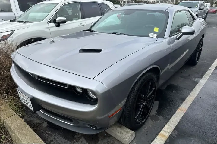 $15977 : Dodge Challenger 2018 SXT 2d image 1