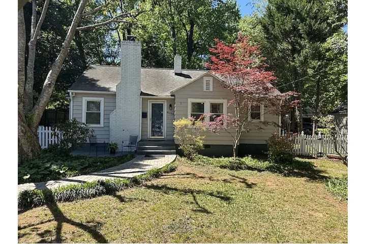 $850 : brand new large fenced home image 1