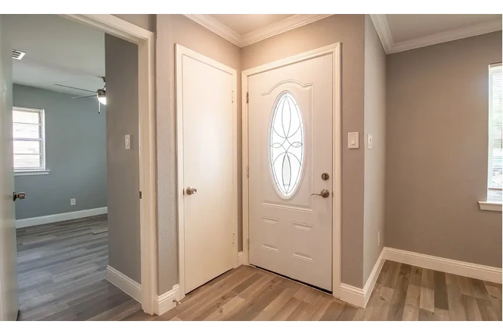 $800 : Beautiful hardwood floor home image 2