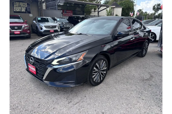 2023 Altima SV image 1
