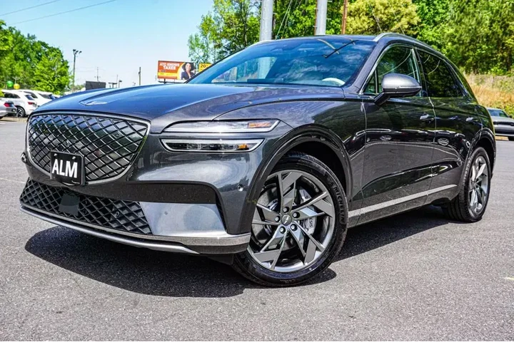 $33960 : Genesis Electrified GV70 202 image 1