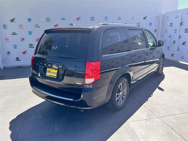 $13995 : Used 2017 Grand Caravan SXT W image 3