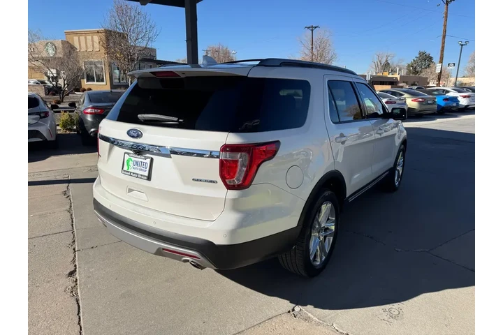 2016 Explorer XLT FWD image 5