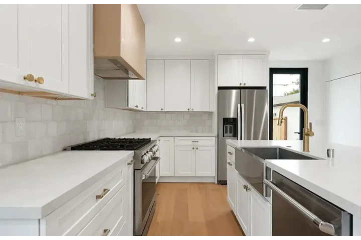 $2500 : 3 bedroom house in koreatown image 2