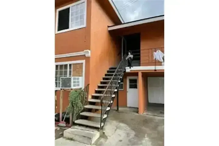 $2100 : LYNWOOD RENTO 2/APTOS. image 7