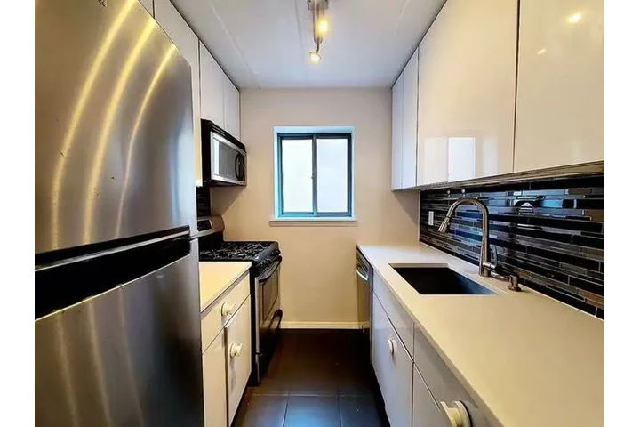 $3000 : Grande apt en rego park image 1