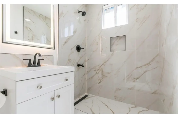 $2050 : 2 Bed 2 Bath Home In south LA image 10