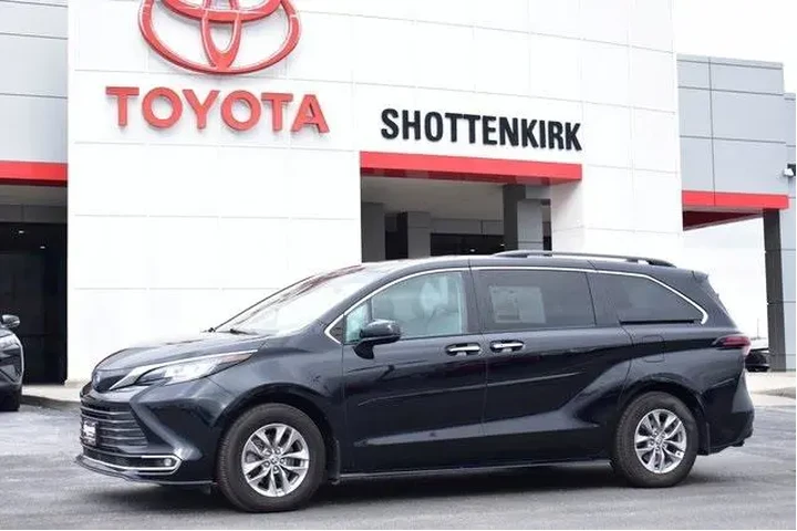 $33700 : Toyota Sienna 2022 AWD XLE 7 image 1