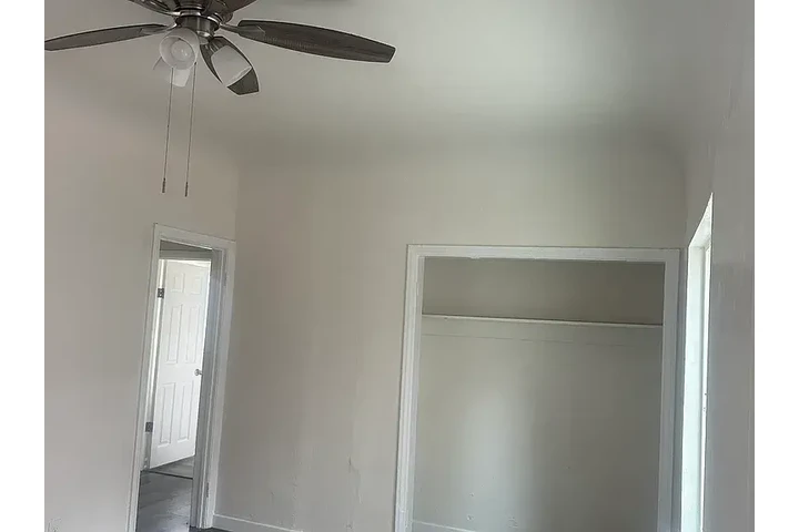 $1150 : Special 1bd 1ba @ Huntington image 6