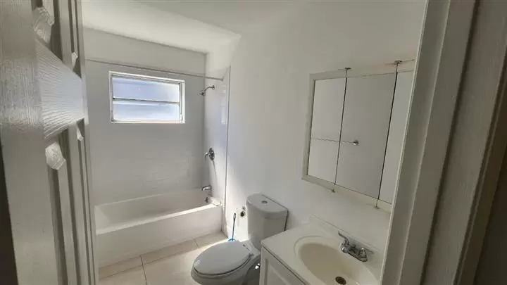 $2998 : Rento casa Coral Gables  airpo image 5