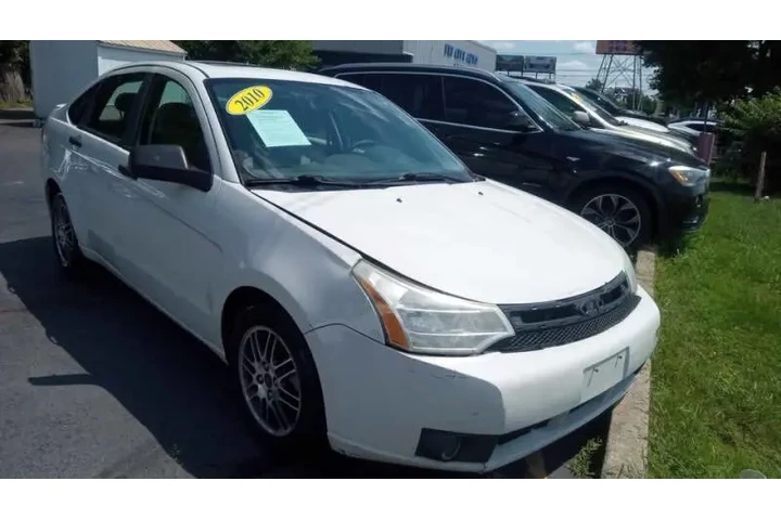 2010 Focus SE image 1