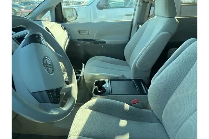 $10988 : Toyota Sienna 2011 LE 8-Pass image 3