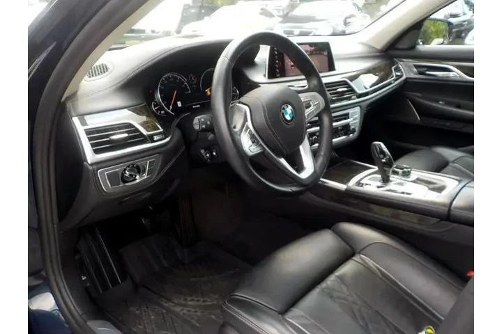 $21956 : 2019 7-Series 740i xDrive image 10
