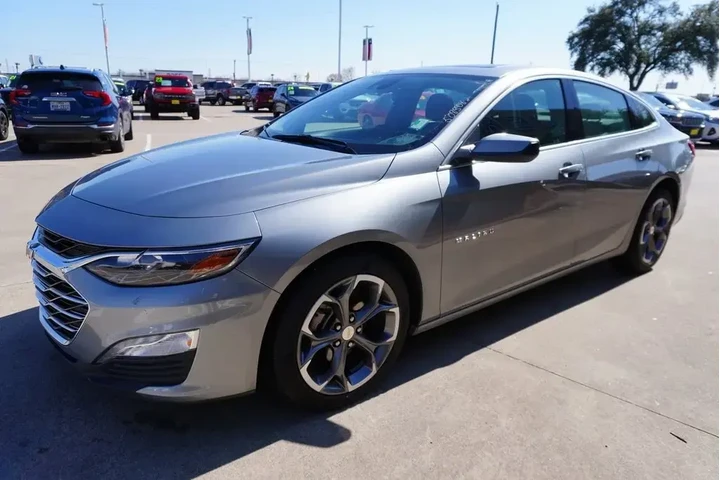 $19488 : Chevrolet Malibu 2024 LT 4dr image 3