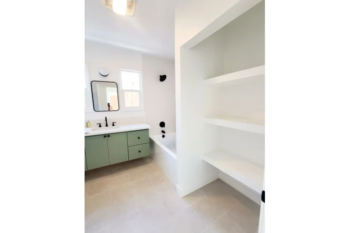 $1950 : 2 Bed Home in Vermont Ave, LA image 10