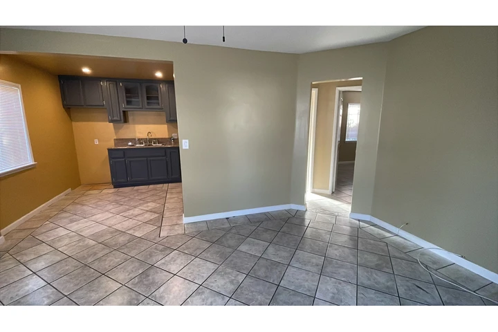 $2200 : Bell Gardens Casita image 1