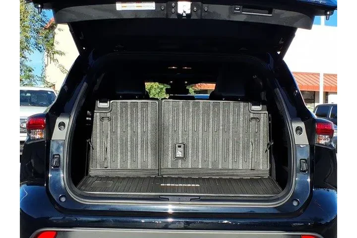 $37777 : Toyota Highlander 2023 LE 4d image 9