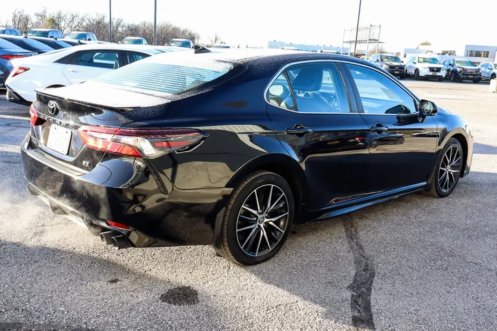 $22488 : 2023 Camry SE Auto image 4