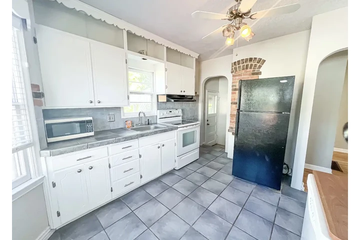 $900 : Move-in Ready 3-Bedroom home image 2