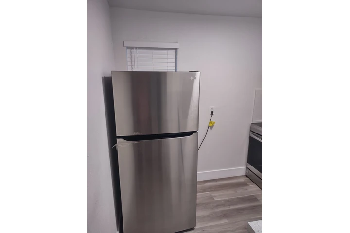$2200 : Modern 2-Bed Home in Miami image 5