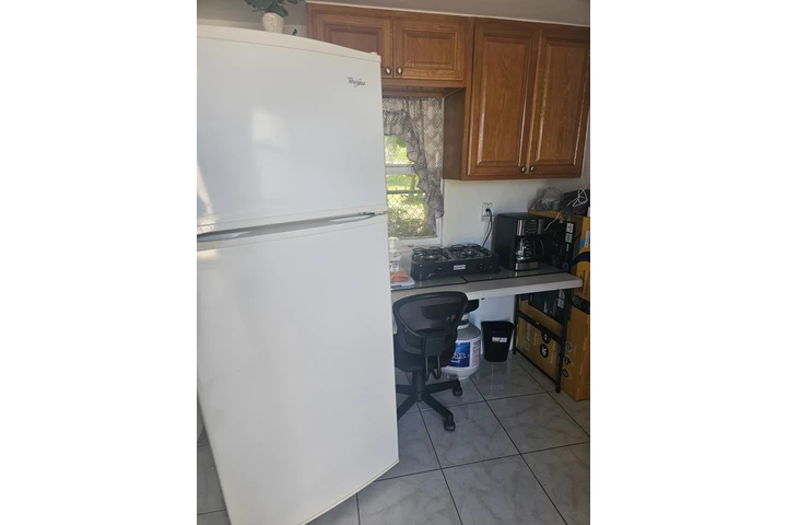 $1000 : Apto pequeño en Coral Gables image 1