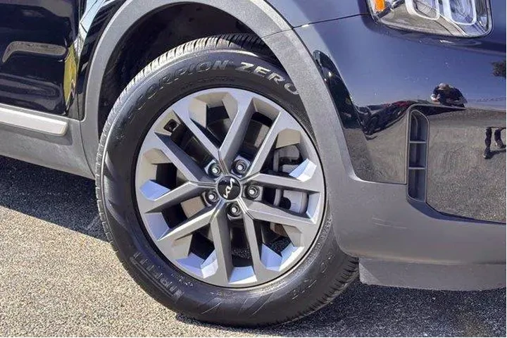 $27977 : Kia Telluride 2024 LX 4dr SU image 2