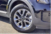 $27977 : Kia Telluride 2024 LX 4dr SU thumbnail