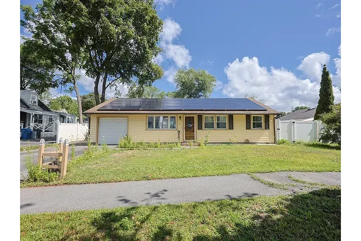 $2500 : CHARMING SINGLE FAM HOME image 2