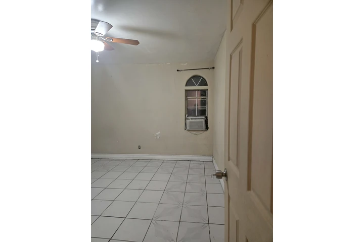 $850 : Se renta un cuarto image 3