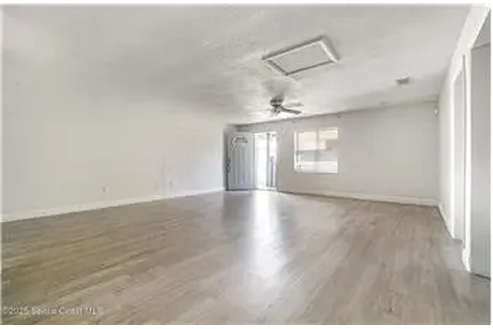 $1050 : Rental property with 2 bedro image 3