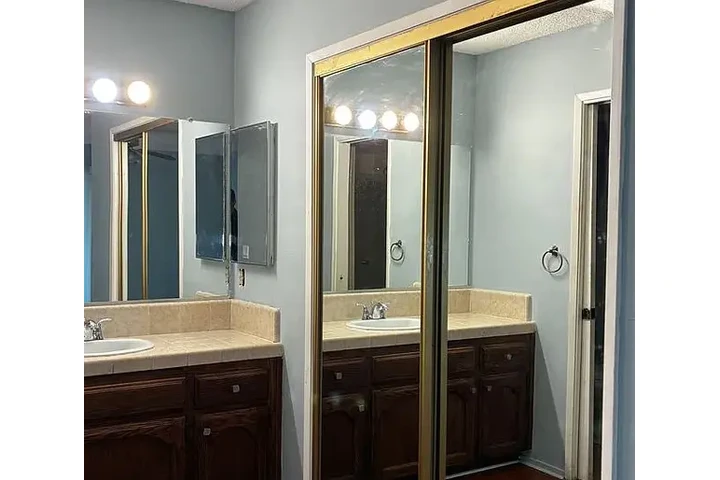 $1000 : move-in ready with gym and ful image 2