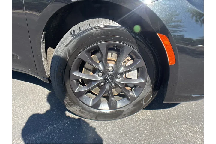 $30000 : 2022 Pacifica Touring L image 10