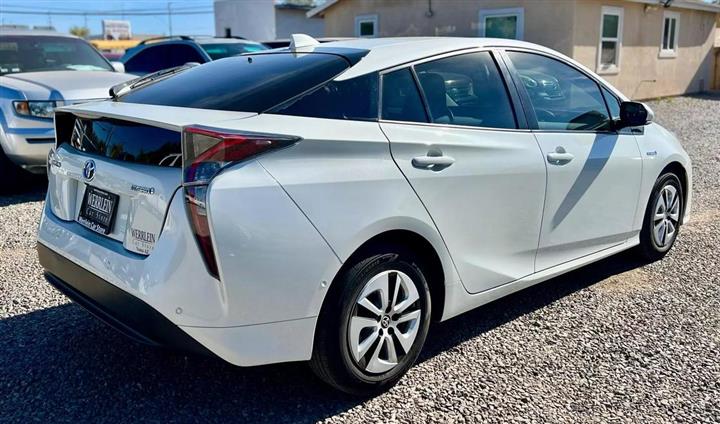 2017 TOYOTA PRIUS image 7