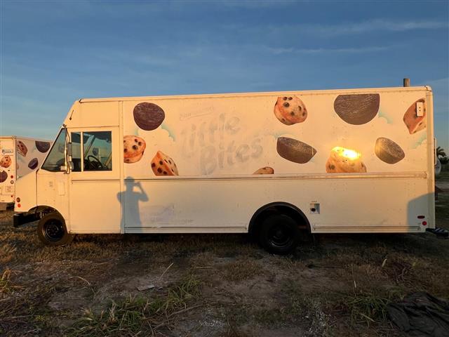 $9900 : Ford E450 Stepvan 18 pies image 10