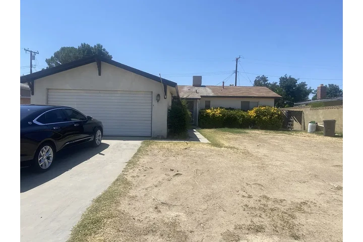 $1700 : west#LANCASTER,CA✝️available☪️ image 1