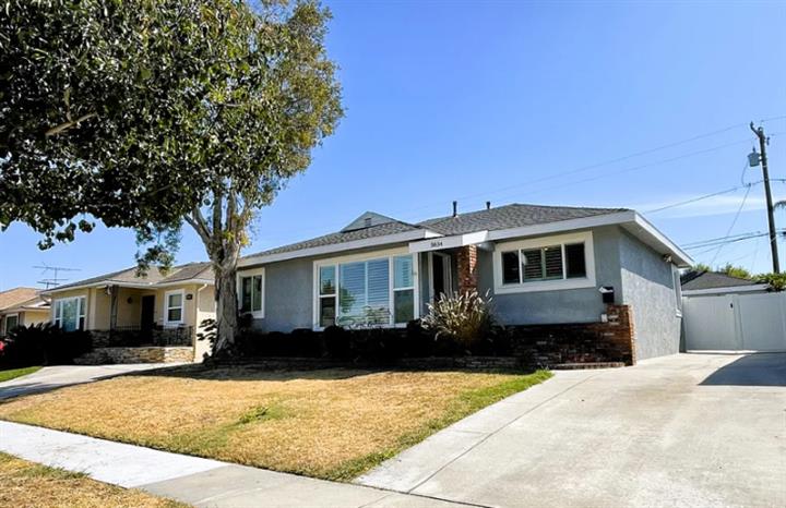 $2750 : Stunningly remodeled home with image 1